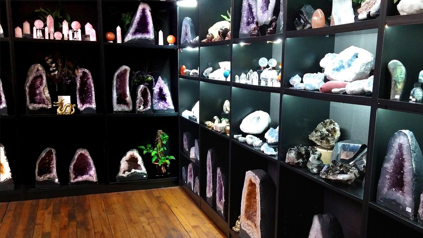 Shelves of geodes and large clusters